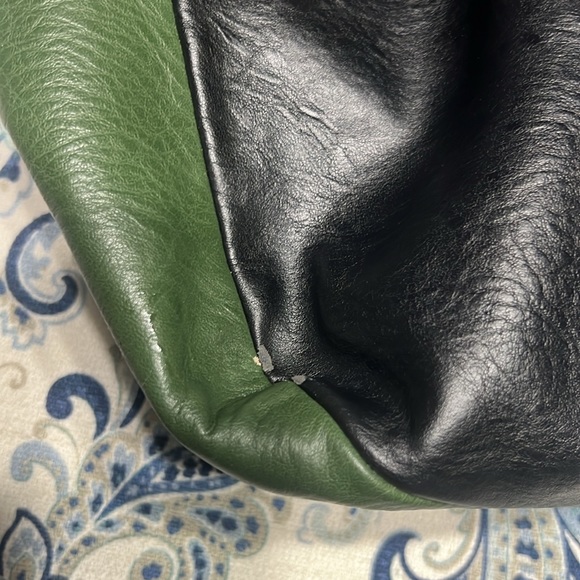 Gorgeous green and black man made leather bucket bag with 3 tassels - Picture 8 of 8